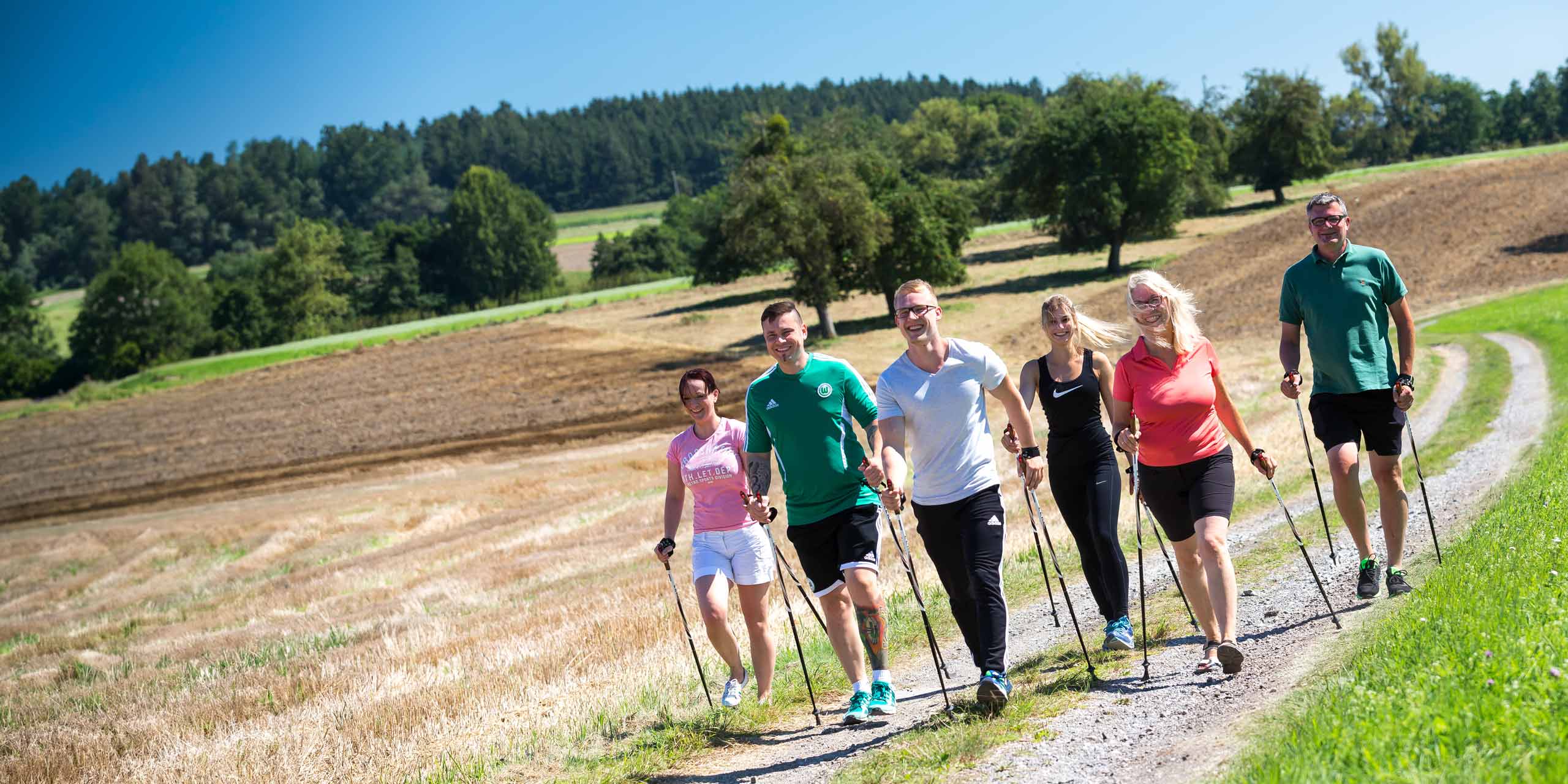 Nordic-Walking-Gruppe auf einem Feldweg